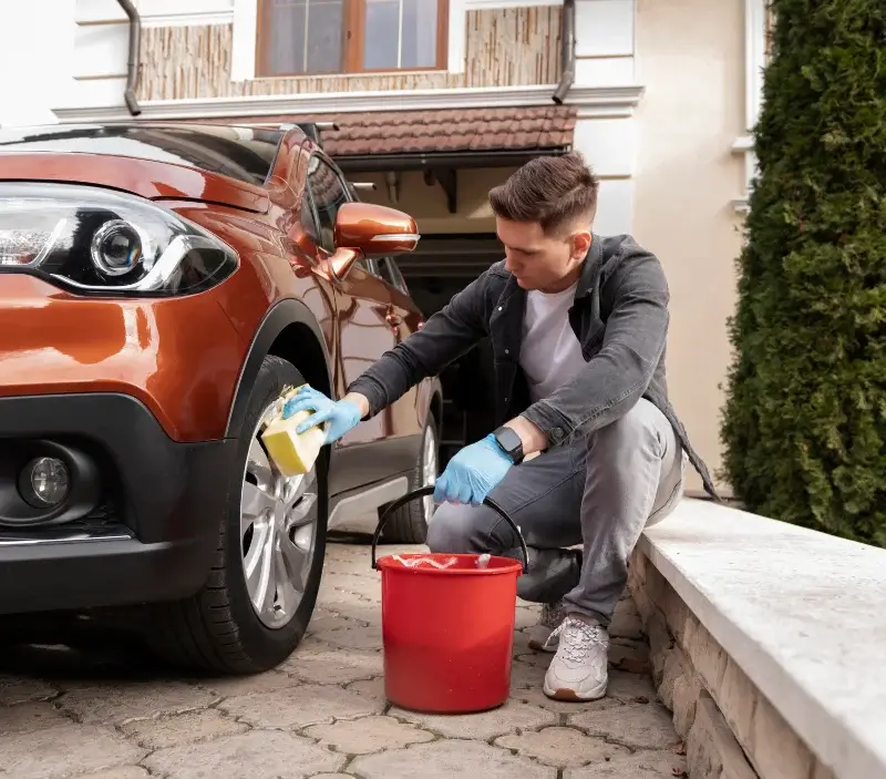 Lavage auto à domicile Brem-sur-Mer : professionnel intervenant sur un véhicule